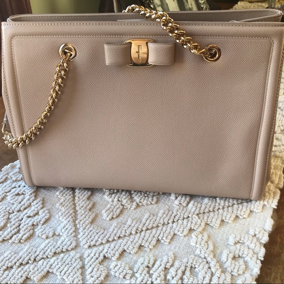 Salvatore Ferragamo Handbags - 💯 Authentic Salvatore Ferragamo Vara Bow handbag